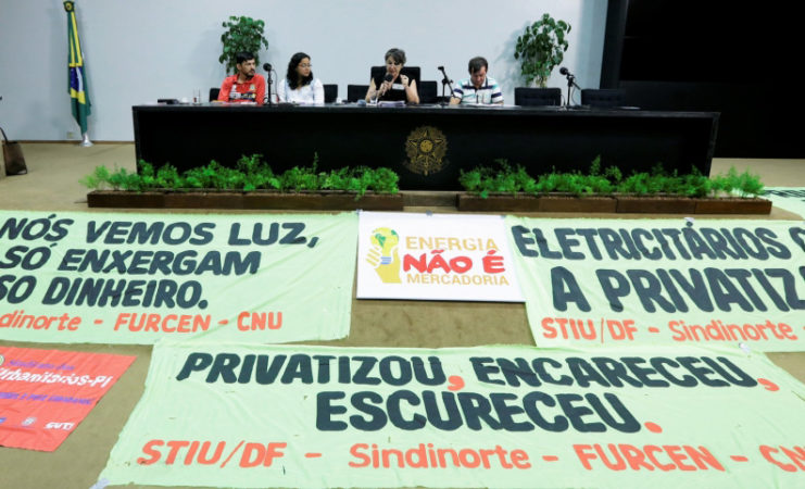 Parlamentares se unem contra a privatização da Eletrobras
