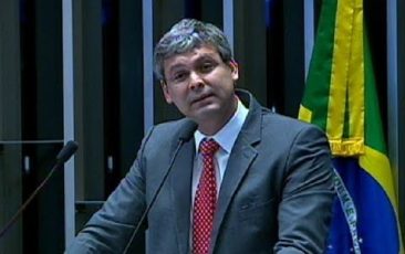 Lindbergh denuncia ação política contra Lula e o PT