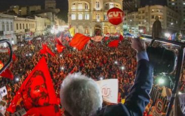Lula recebe o apoio de 7 mil pessoas em Curitiba