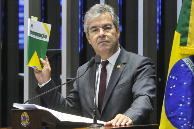 Jorge Viana diz que STF erra ao afastar Aécio