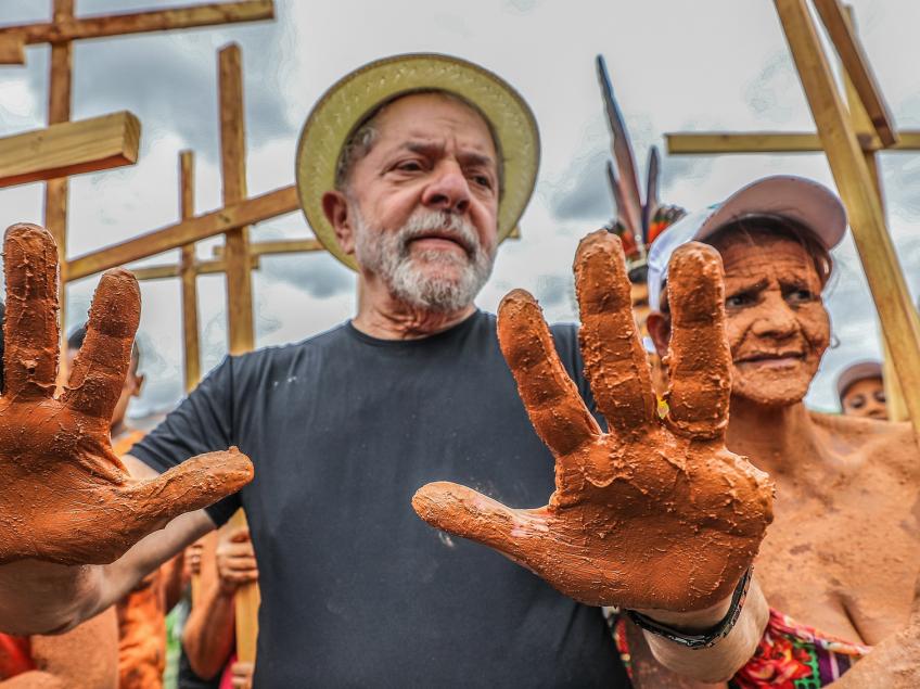 Lula conversa com moradores sobre a tragédia no Rio Doce