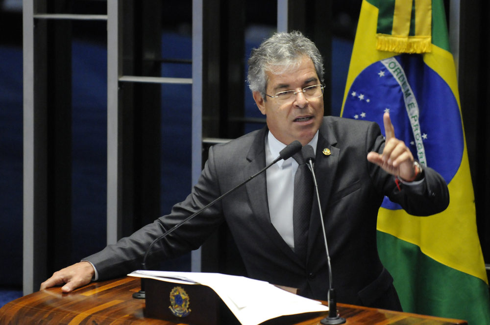 Educação tem que ser prioridade na agenda brasileira, diz Viana