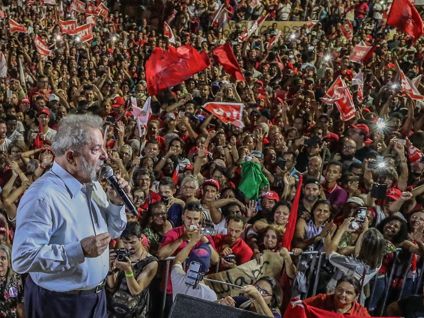 Lula retoma caravana abraçado pelo povo de Ipatinga