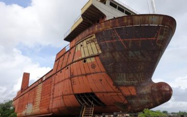 navio abandonado em Itajaí