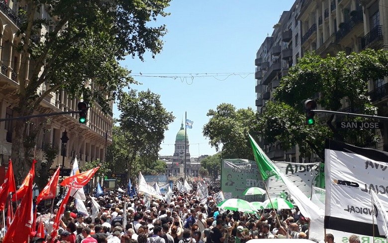 Trabalhadores tomam ruas de Buenos Aires contra reforma