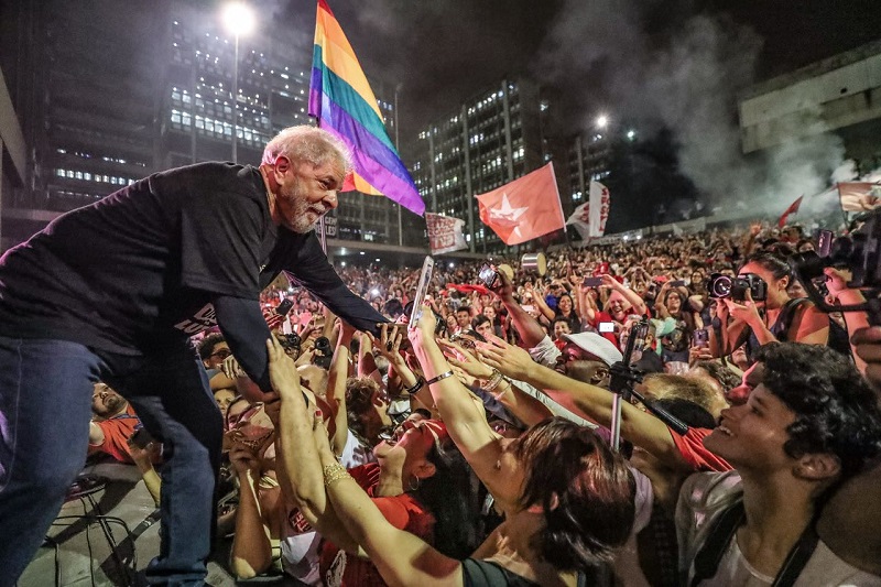 UERJ lotada encerra Lula pelo Brasil em clima de resistência