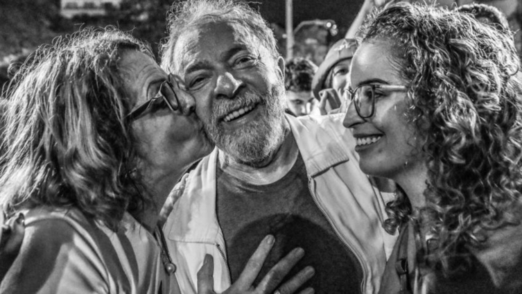 Bancadas do PT divulgam documento em defesa de Lula