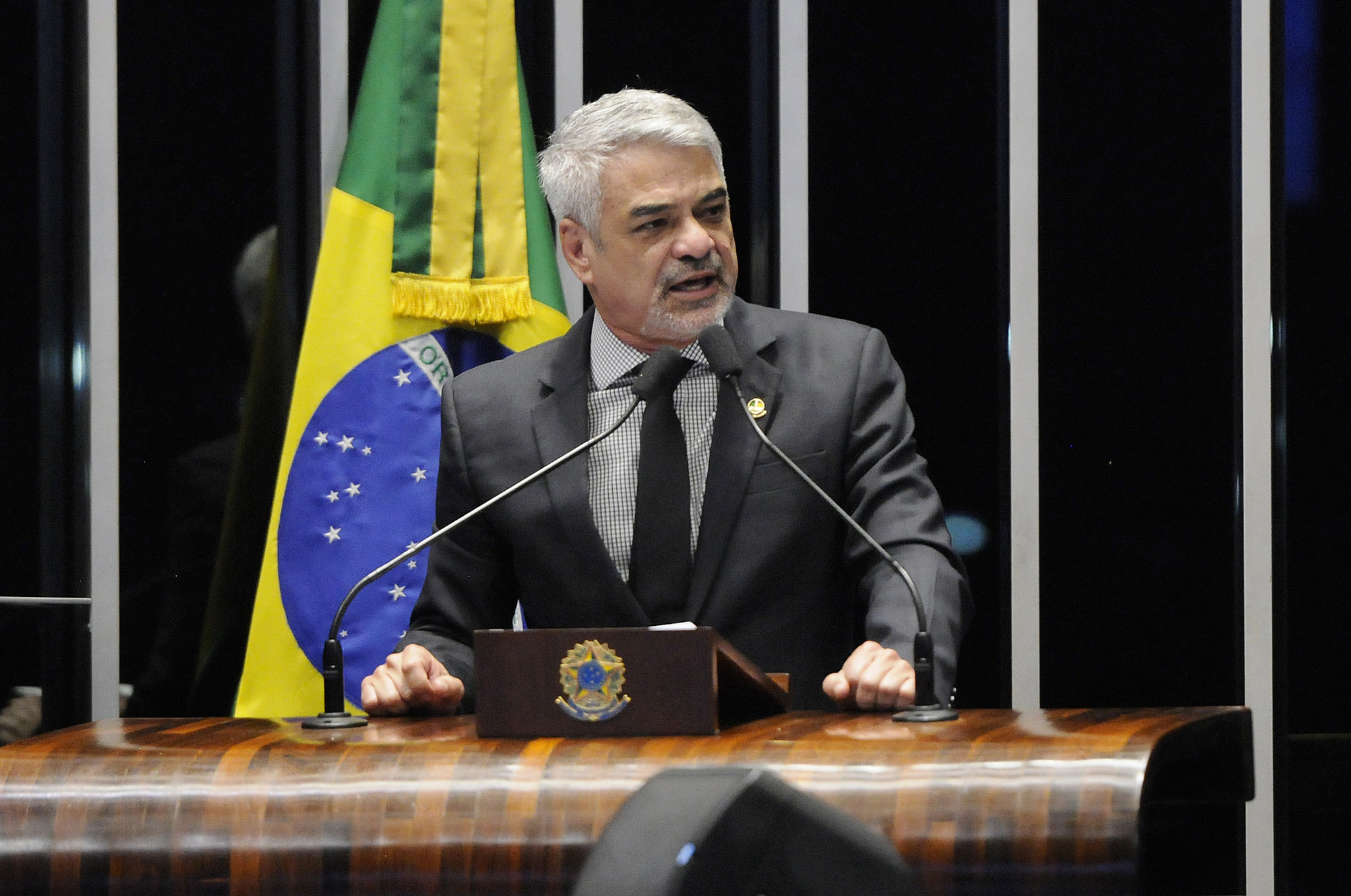 Humberto vai a Parlamento denunciar perseguição a Lula