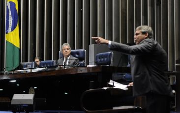 Bancada critica farsa judicial e reafirma pré-candidatura de Lula