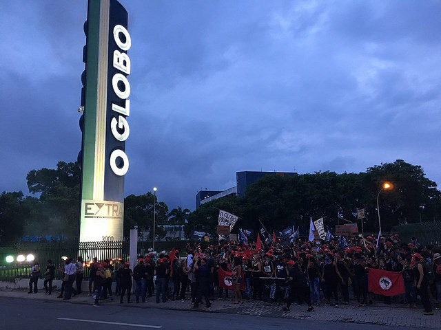 Mulheres protestam no parque gráfico da Globo