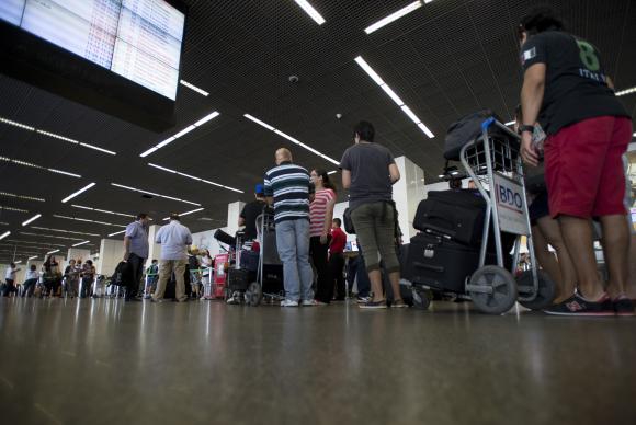Parlamentares pedem fim da política de cobrança por bagagens