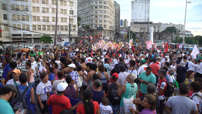 Milhares vão às ruas na abertura do Fórum Social Mundial