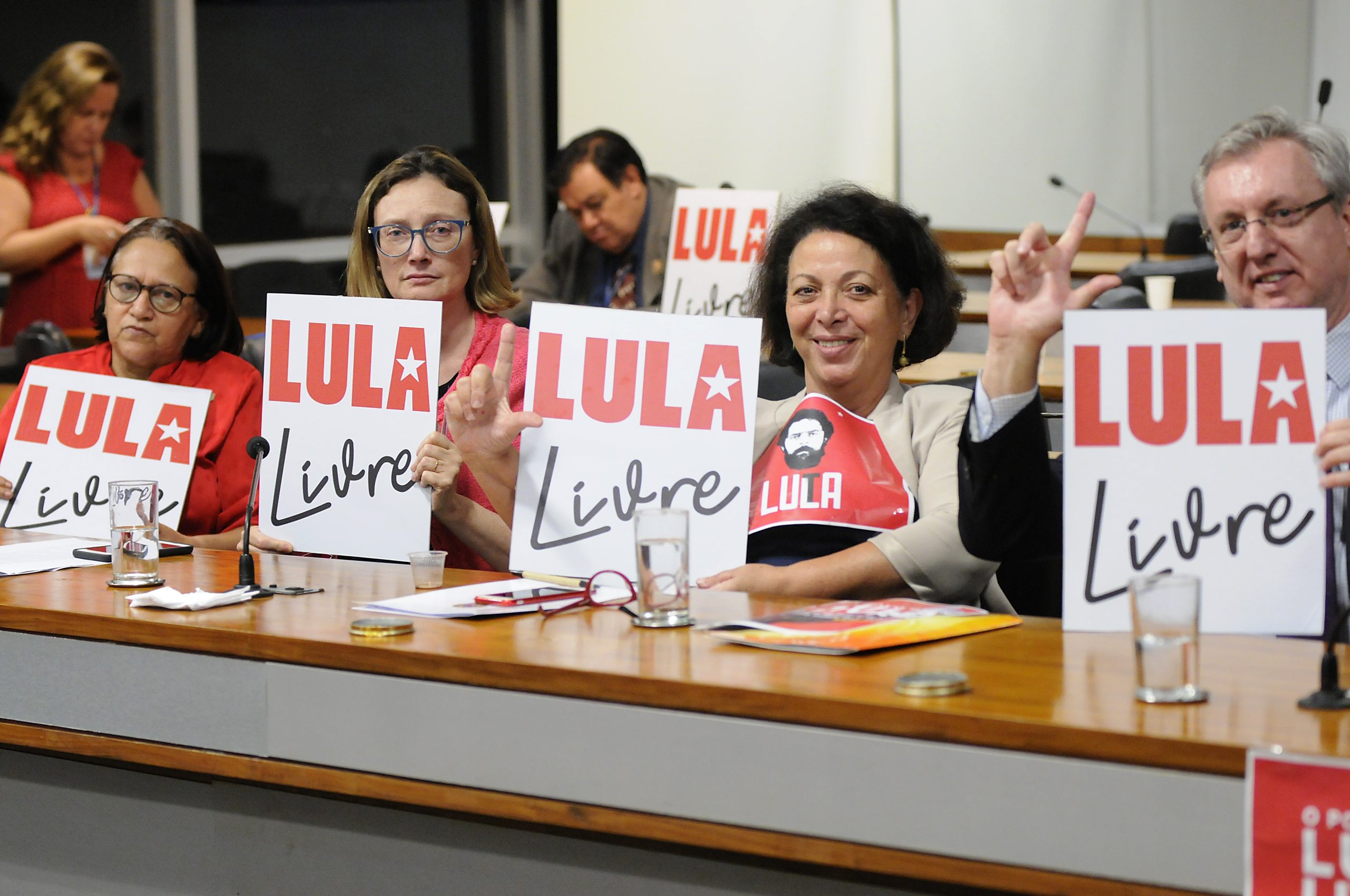 Parlamentares e ex-senadores criticam condenação de Lula