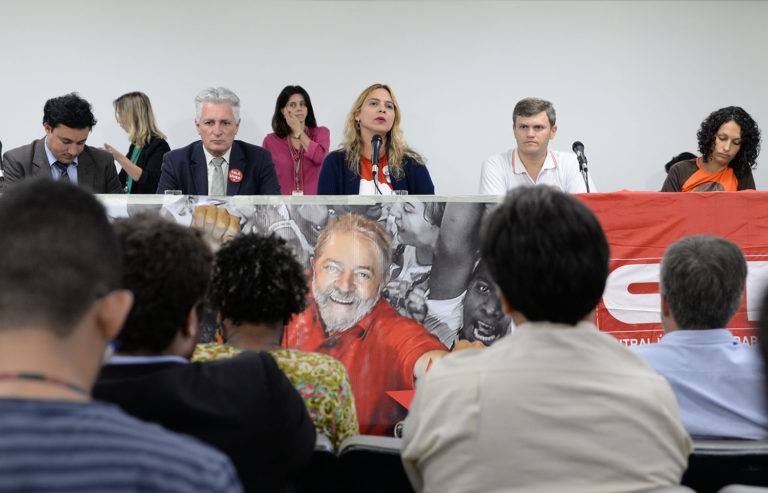Assembleias de todo Brasil realizam atos pró-Lula