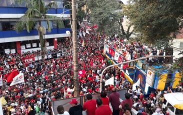 Povo rejeita arbitrariedades contra Lula