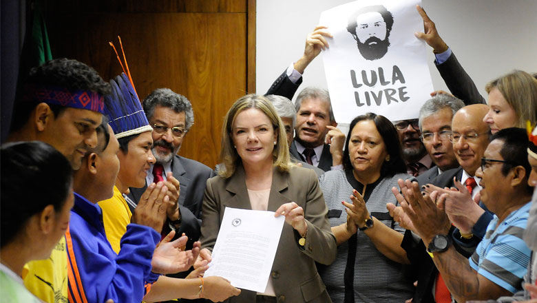 Indígenas pedem demarcação de terras e libertação de Lula