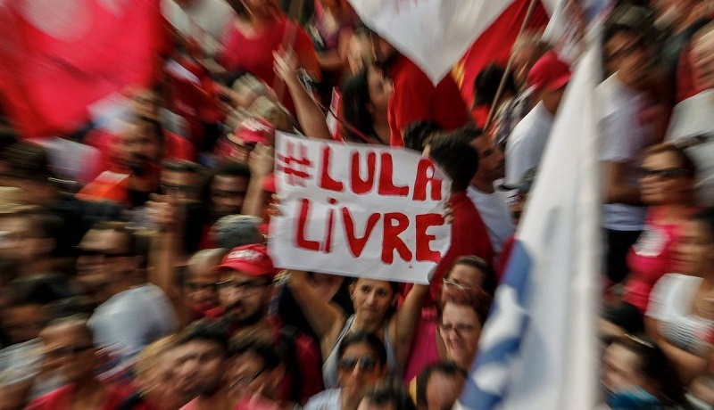 Senadores visitam Lula nesta terça