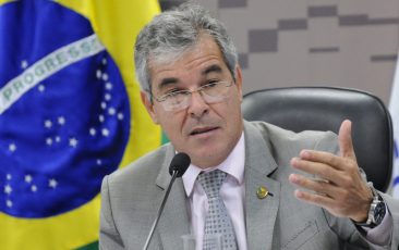 Jorge Viana denuncia confinamento de Lula