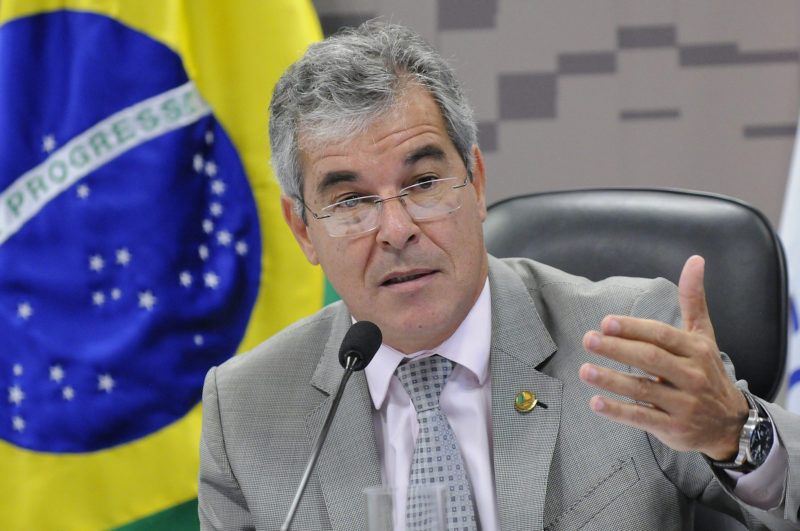 Jorge Viana denuncia confinamento de Lula