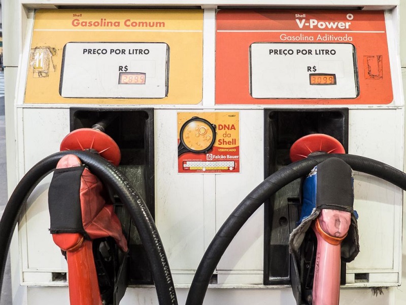 Em meio à crise, novo aumento da gasolina é provocação