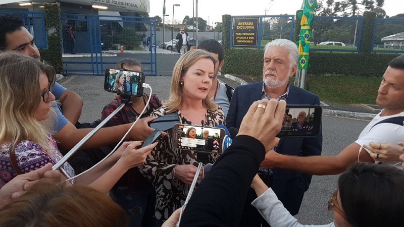 Mesmo preso, Lula segue trabalhando pelo povo brasileiro
