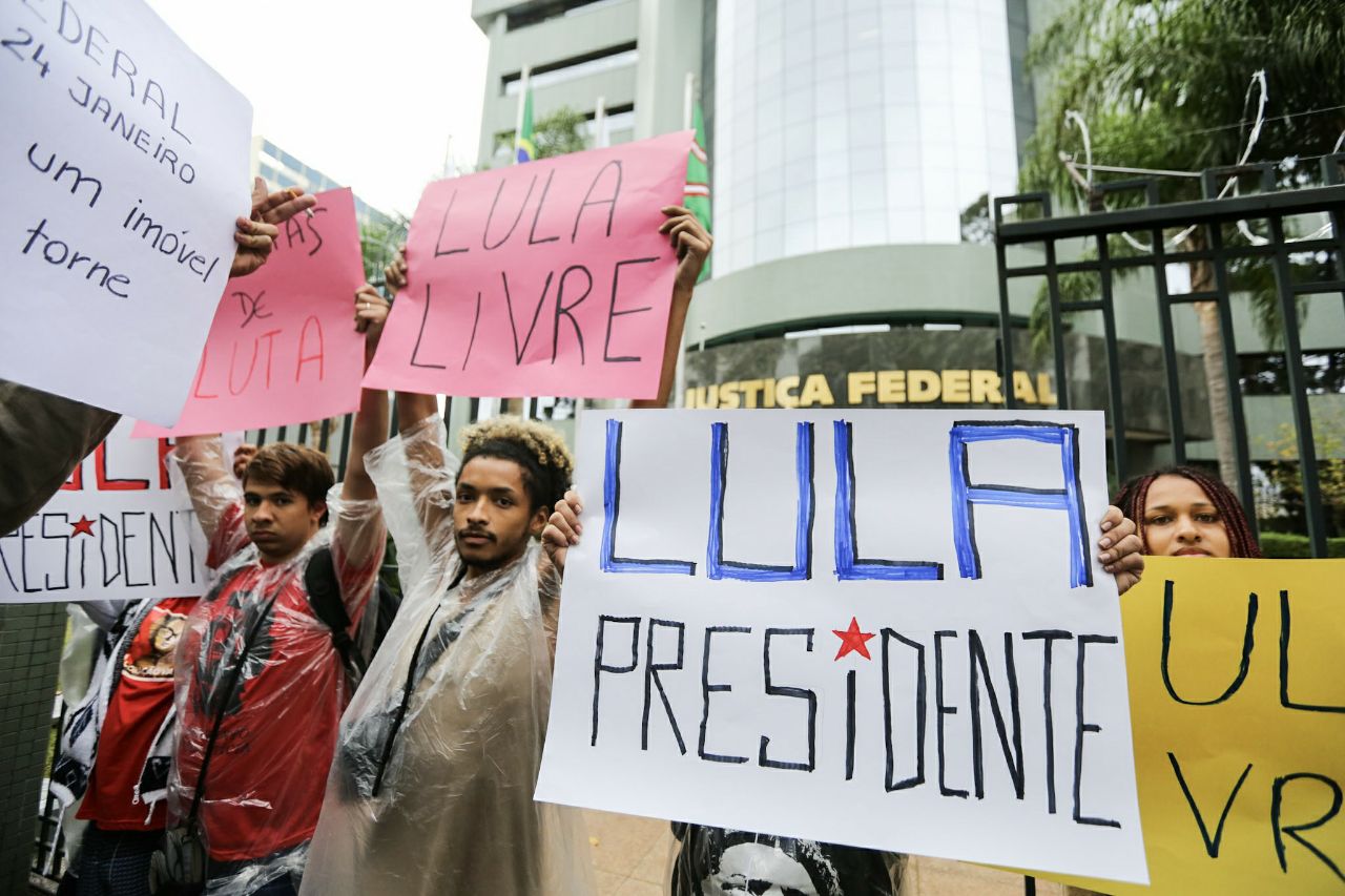 Parlamentares falam dos 30 dias de resistência em Curitiba