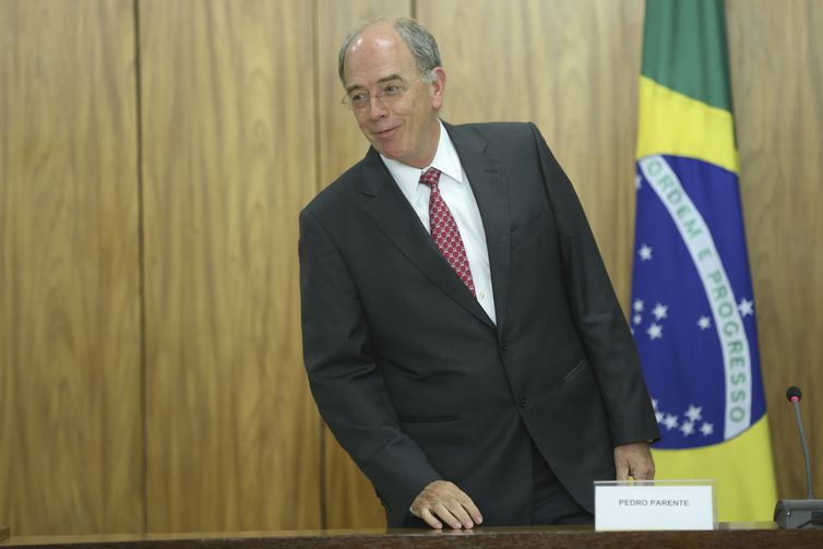 Parente cai e senadores exigem Petrobras para os brasileiros