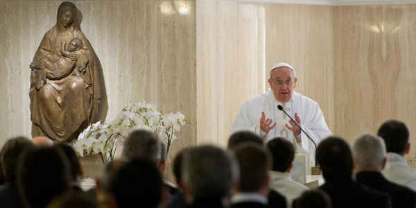 Comunicação caluniosa dá início às ditaduras, afirma Papa