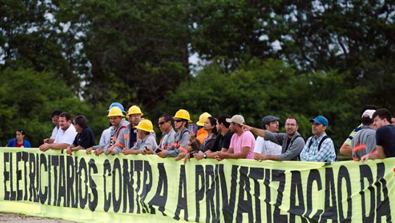 Trabalhadores fazem greve contra a venda da Eletrobras
