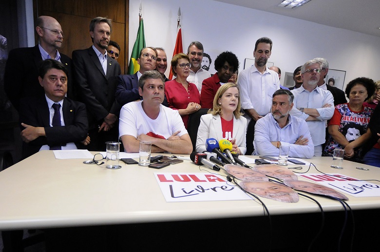 Parlamentares cobram explicações sobre complô judicial contra Lula