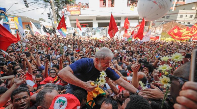 Agora é oficial: povo registra Lula candidato