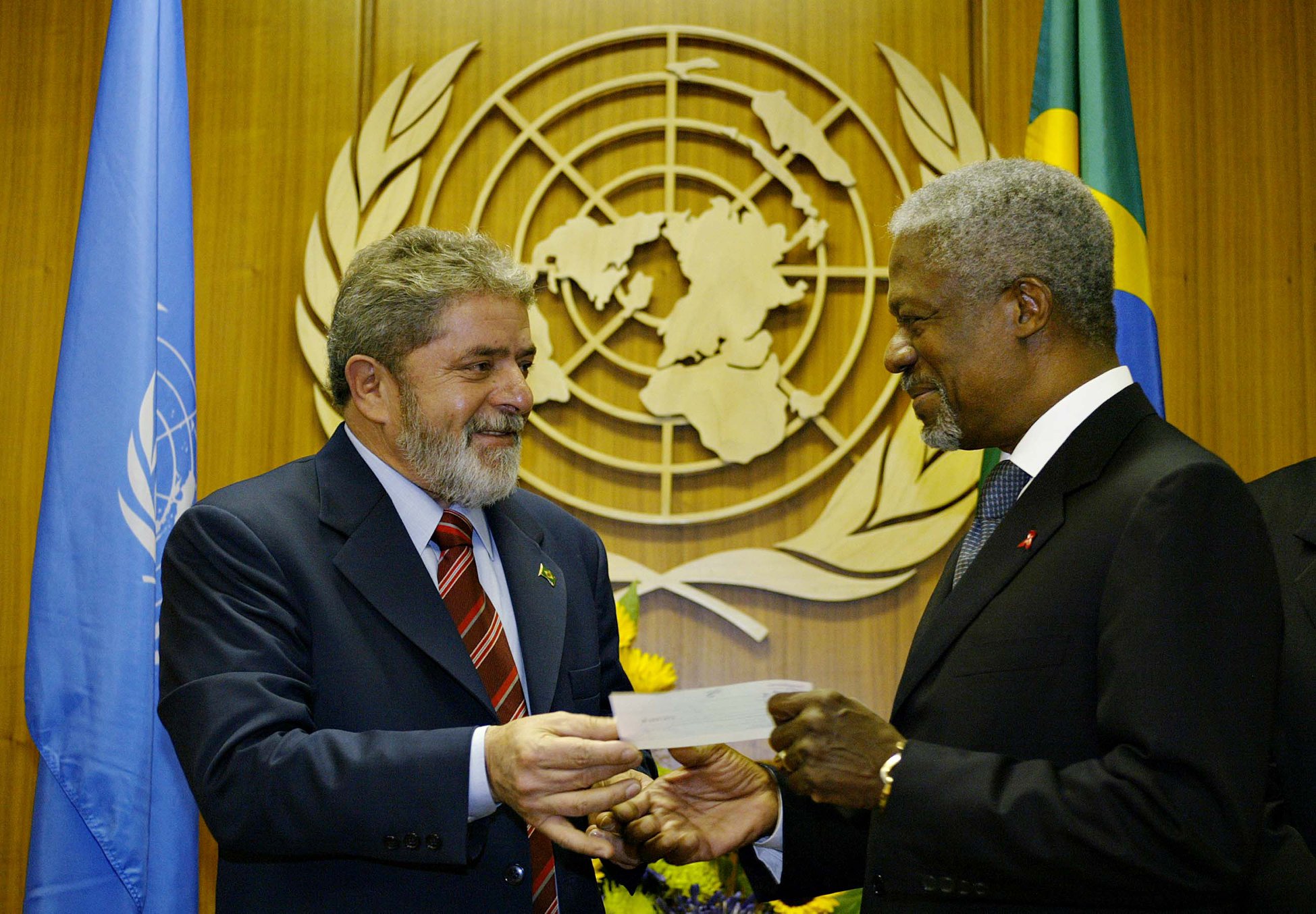 Lula entregou a Kofi Annan cheque para combate à fome