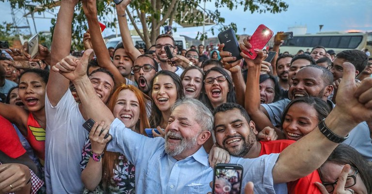 Apesar da perseguição, Lula segue líder do povo