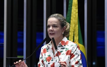 Gleisi: “Sei da responsabilidade que temos de defender o Brasil”