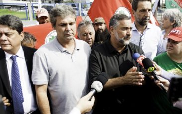 Parlamentares do PT levam solidariedade a Lula