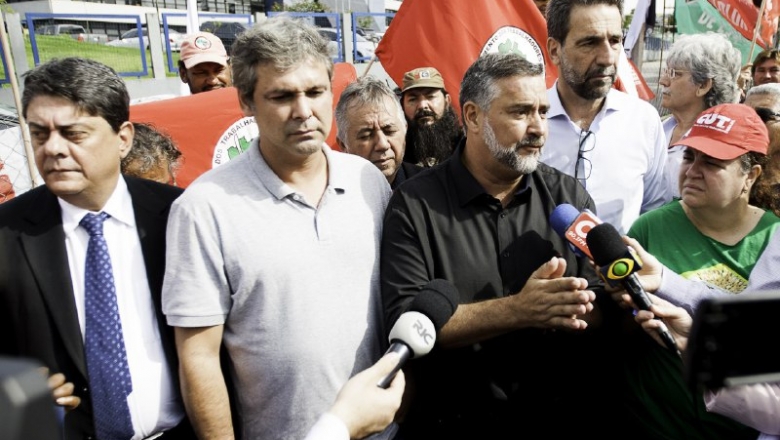 Parlamentares do PT levam solidariedade a Lula
