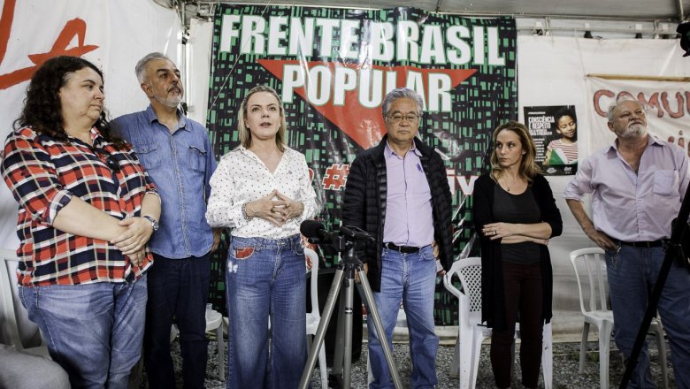 Gleisi: O lugar de Lula não é aqui; é na rua com o povo