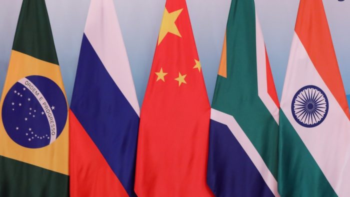 Alinhamento automático aos EUA pode afastar Brasil do BRICS