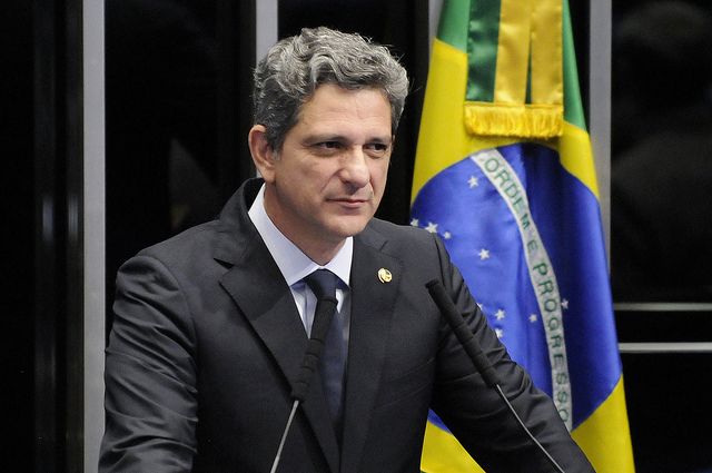 País não avançará sem respeito à Constituição, diz Rogério Carvalho