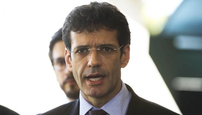 Ministro de Bolsonaro desviou recursos com candidatas laranjas