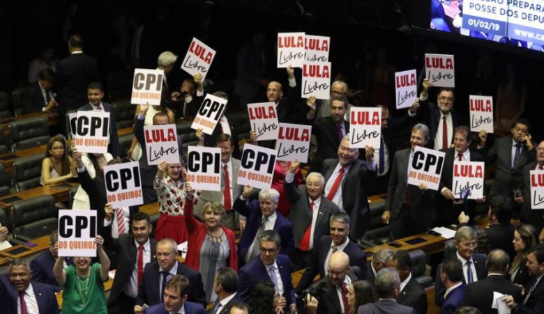 Bancada do PT pede “Lula Livre” e “CPI do Queiroz” durante posse
