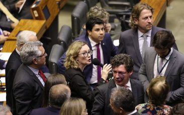 Câmara dos Deputados derrota governo e barra maior sigilos de documentos
