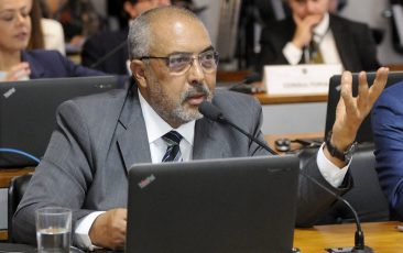 Paulo Paim apresenta proposta para ampliação da política de cotas
