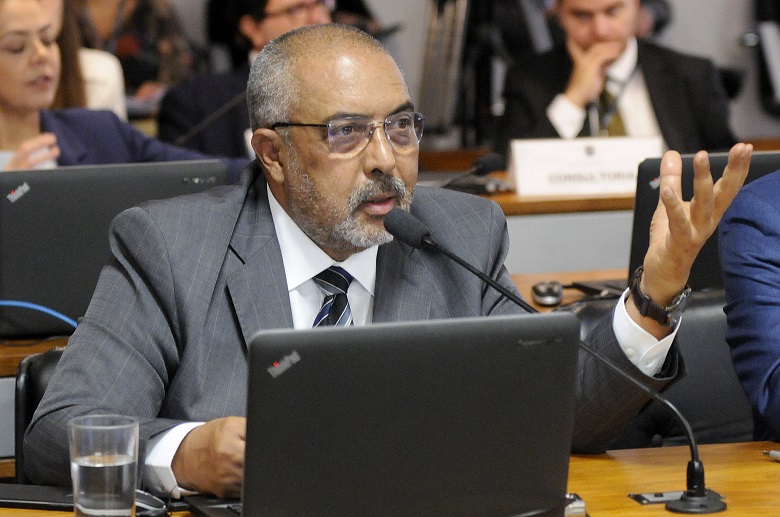 Paulo Paim apresenta proposta para ampliação da política de cotas