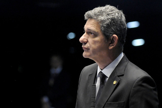 “Deveríamos mudar o ministro, não os livros”, diz Rogério Carvalho