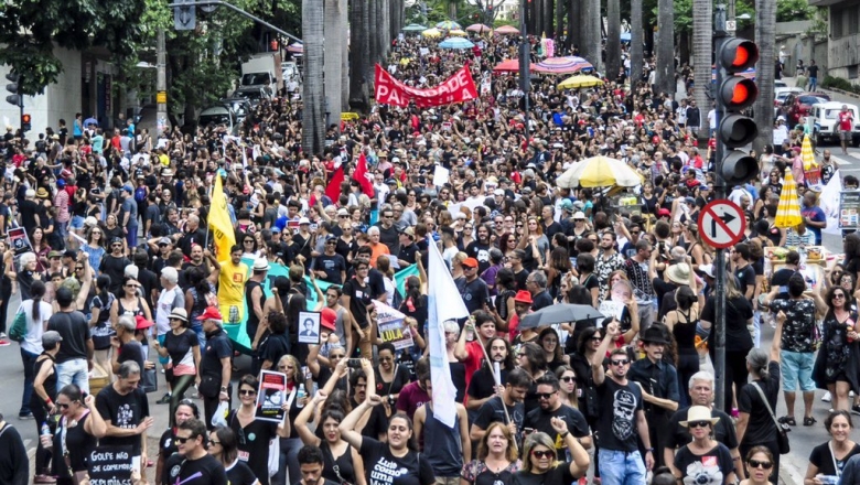 Povo vai às ruas contra comemorações do golpe