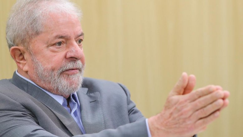 “Levantar a cabeça e não deixar entregar o Brasil”, convoca Lula