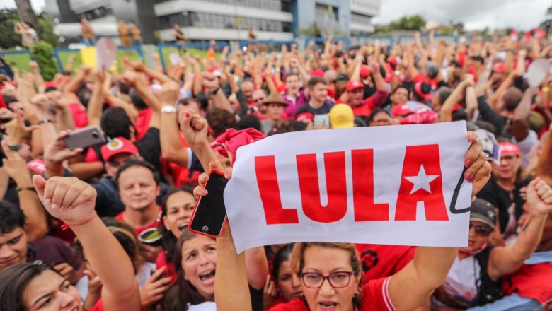 Ato por Lula Livre pinta de vermelho ruas de Curitiba
