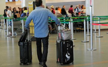 Novo veto a bagagem gratuita confirma aversão de Bolsonaro a direitos