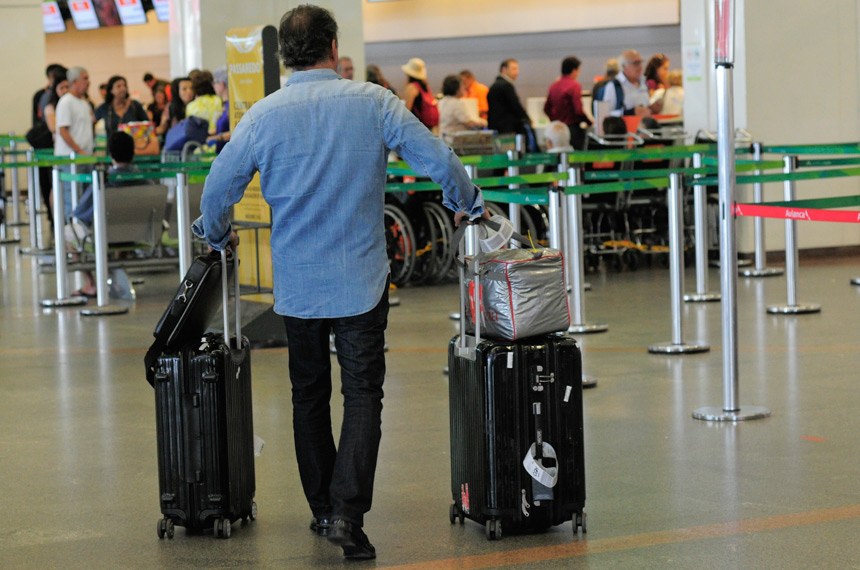 Novo veto a bagagem gratuita confirma aversão de Bolsonaro a direitos